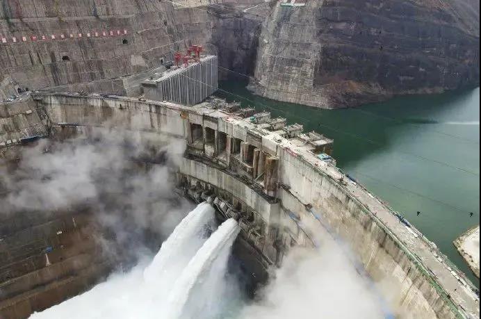 世界在建最大水電站大壩全線澆筑到頂，首批機組7月前投產發電